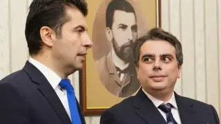 Напрежение между Асен Василев и Кирил Петков, тече тотална чистка във...