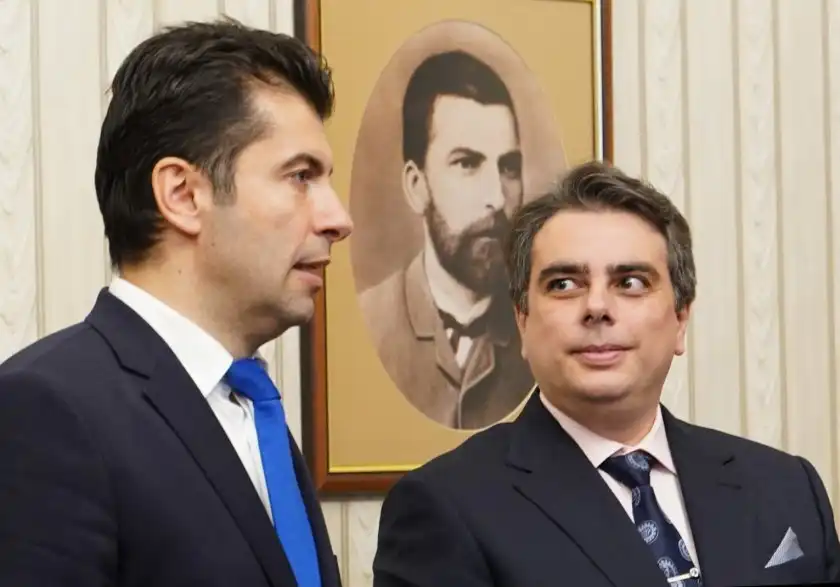 Напрежение между Асен Василев и Кирил Петков, тече тотална чистка във...