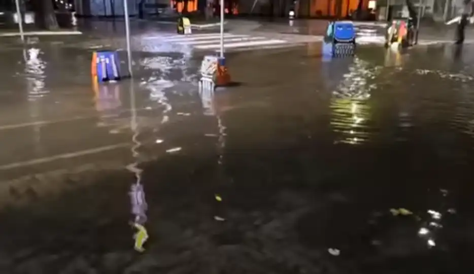Водна стихия помете и Варна, стана като Венеция Видео