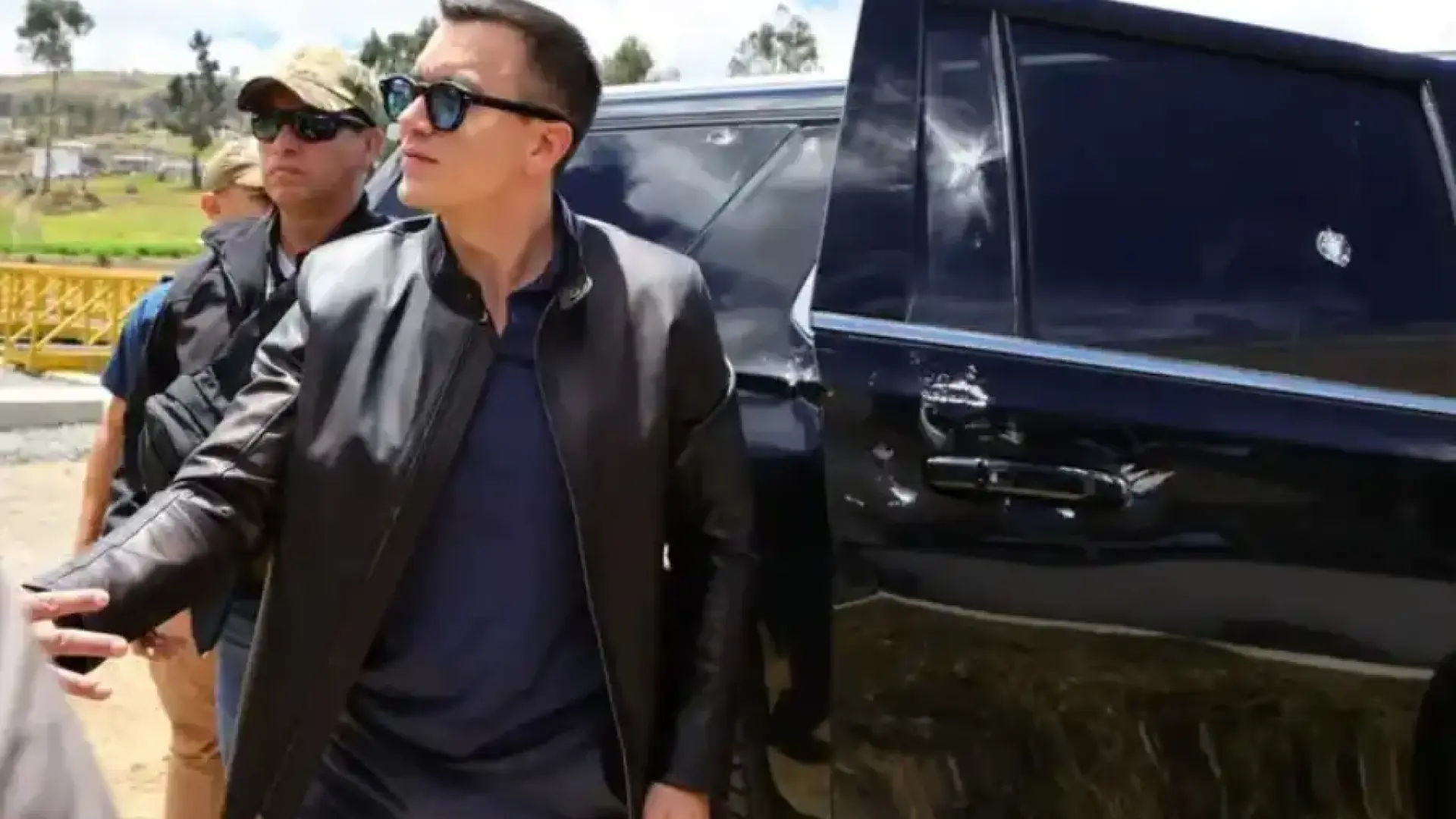 Опит за покушение: Стрелба по автомобила на президент Видео