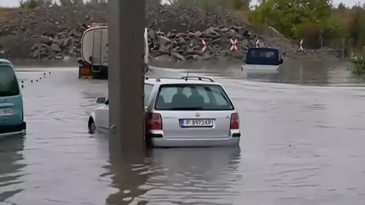 Потоп и в Русе! Градът се превърна в езеро, автомобили изчезват под вода Снимки