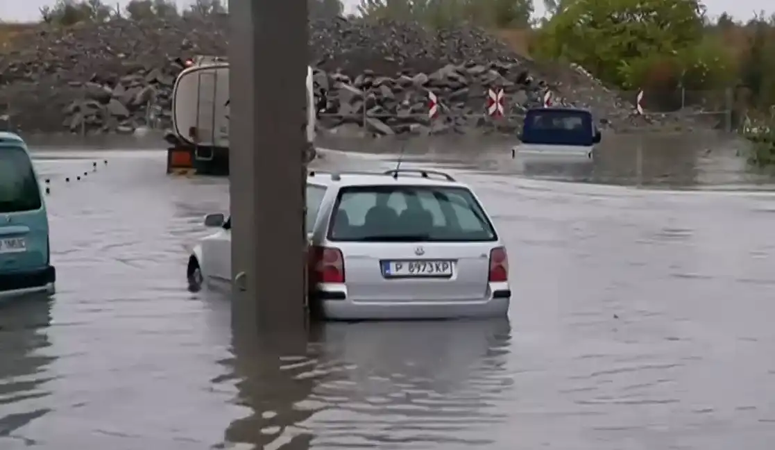 Потоп и в Русе! Градът се превърна в езеро, автомобили изчезват под вода Снимки