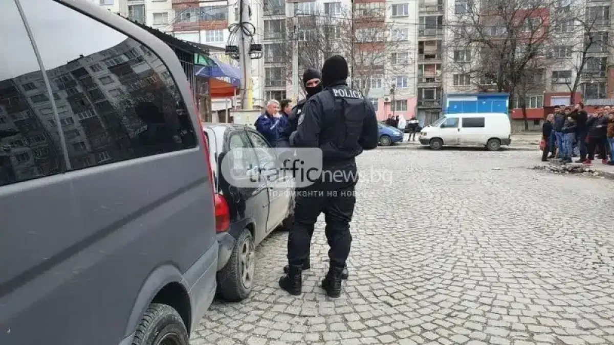 Екшън в Пловдив: Качулки гътат наред в този квартал, най-малко 20 арестувани