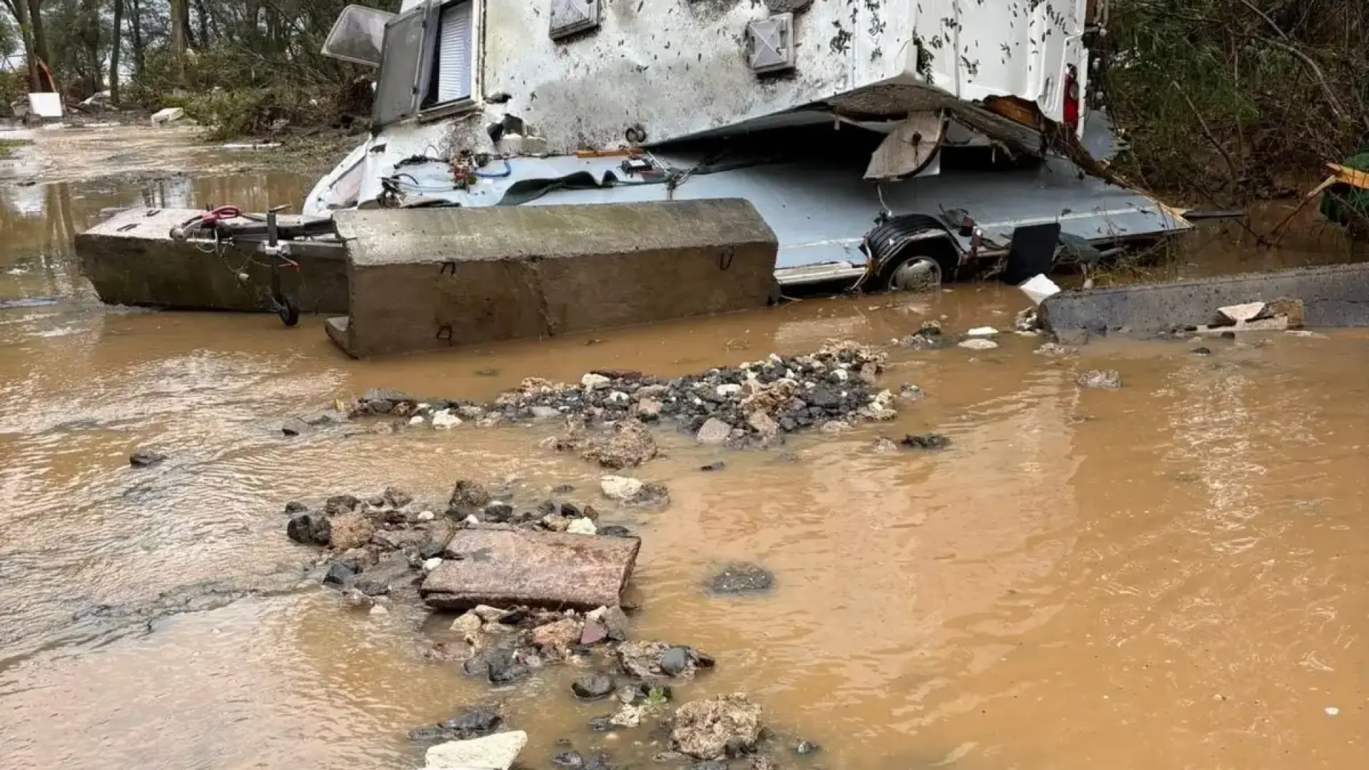 Аларма за две общини в Бургаско след потопа