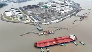 В Китай ускориха изграждането на петролни резервоари: стана ясно за какво е необходимо това
