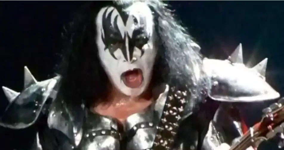 Звезда от Kiss катастрофира