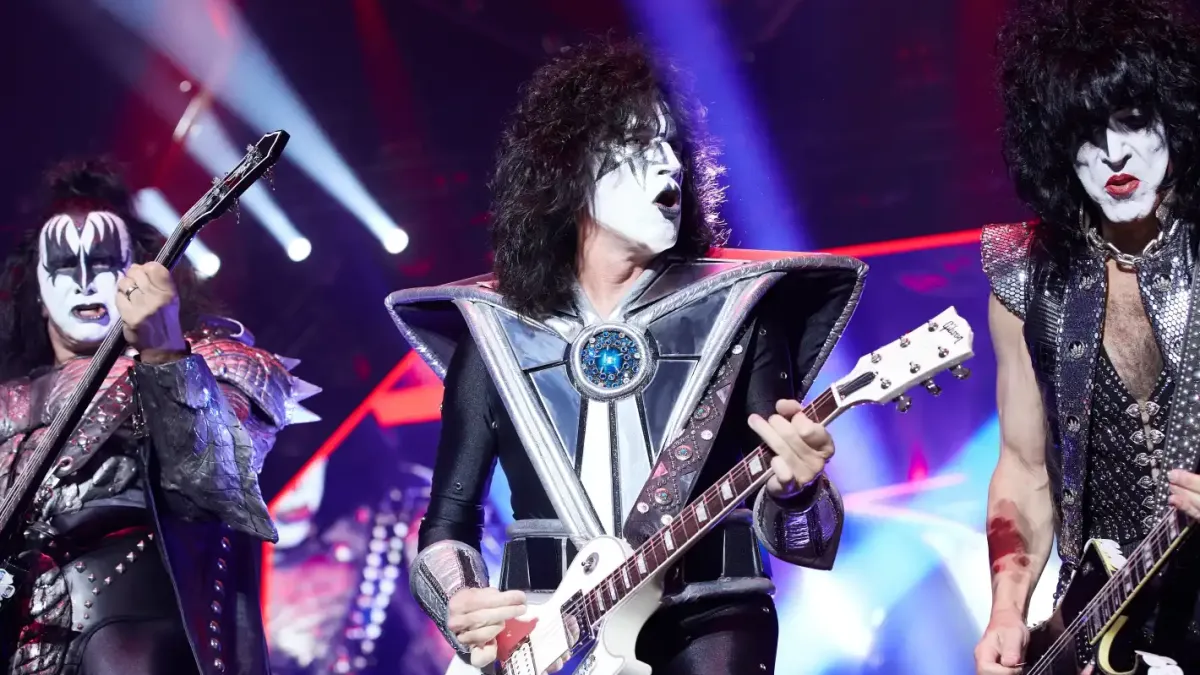 Звезда от Kiss катастрофира