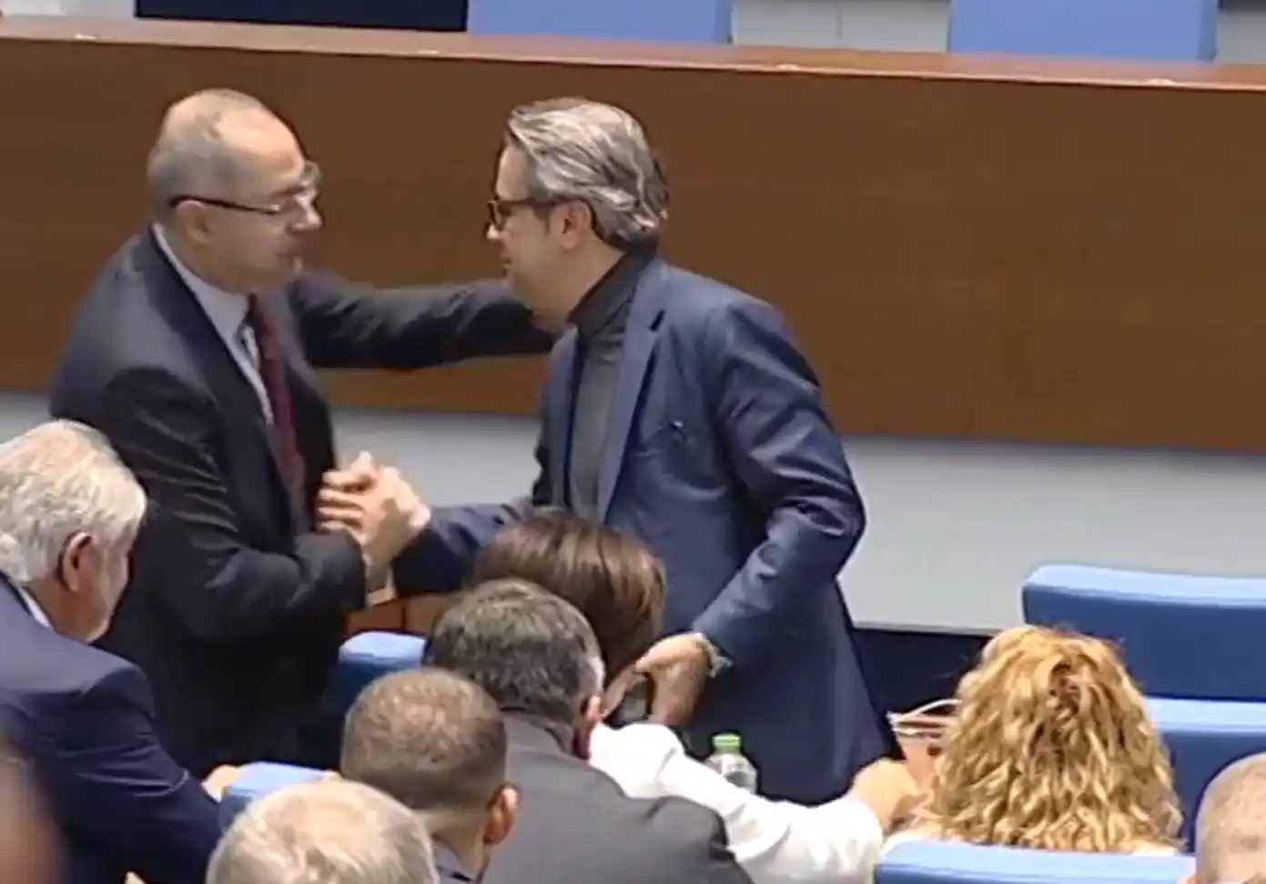 Депутат от ГЕРБ обра женското внимание в парламента Снимки