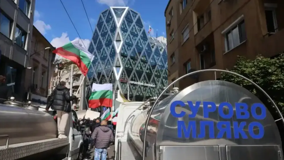 Фермери блокираха София, заградиха еврокомисар Снимки