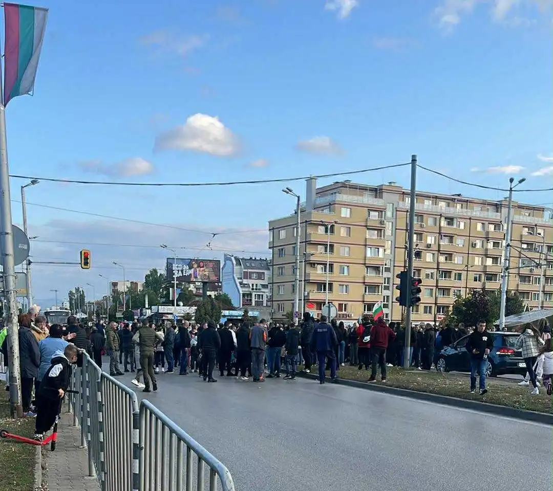 Протест срещу гетото в столичния квартал "Връбница": Движението спря, стотици са на улицата! Снимки