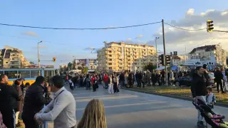 Протест срещу гетото в столичния квартал "Връбница": Движението спря, стотици са на улицата! Снимки