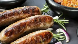 Търновка си купи кълцана наденица, отчупи малко и... Снимки