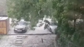 Мощна градушка удари в този БГ град, за минути всичко побеля Видео