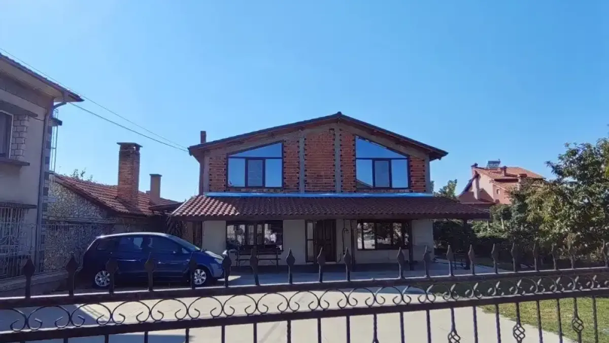 Сложиха на тезгяха двуетажна къща край Пловдив, ето колко й искат