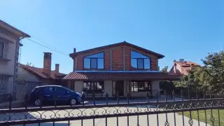 Сложиха на тезгяха двуетажна къща край Пловдив, ето колко й искат