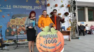 Производител от Първомай отгледа 70-килограмова тиква Снимки