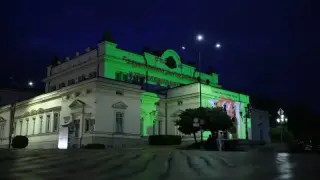 Сградата на парламента грейна в зелено