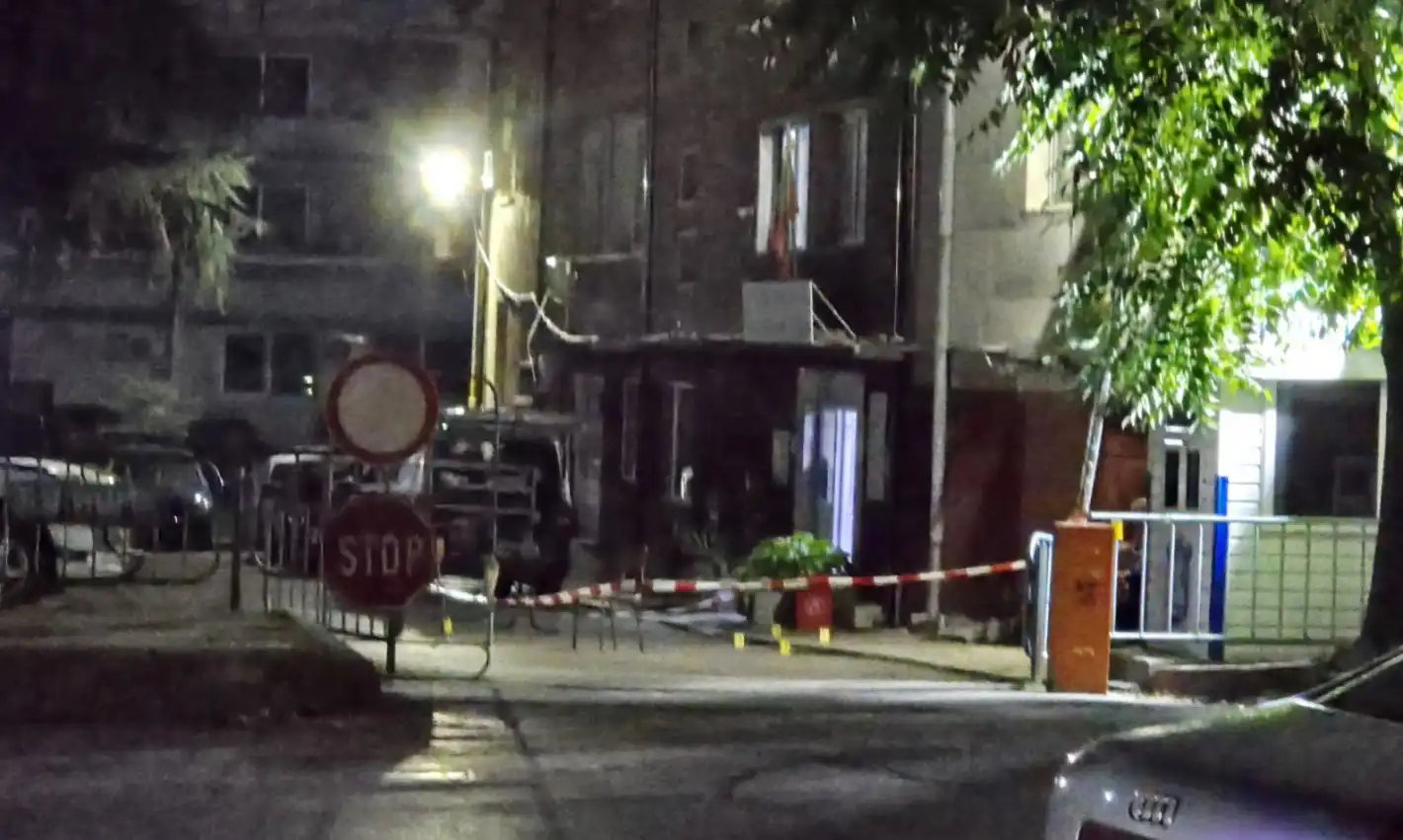 Извънредно! Взрив избухна пред сградата на полицията в Дупница