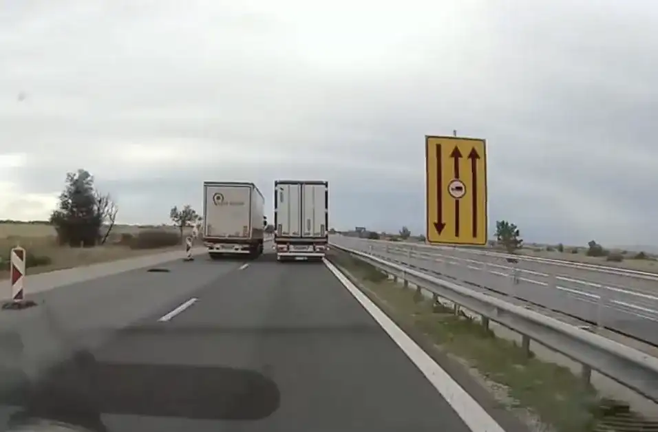 Скандално! Турски тир гази забрана на "Тракия", събаря заграждения Видео