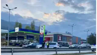 Тежък инцидент с патрулка в София, в района е ад