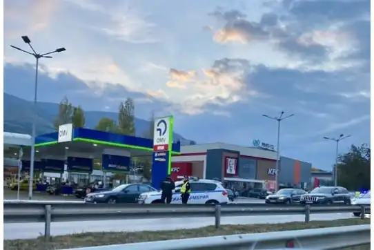 Тежък инцидент с патрулка в София, в района е ад