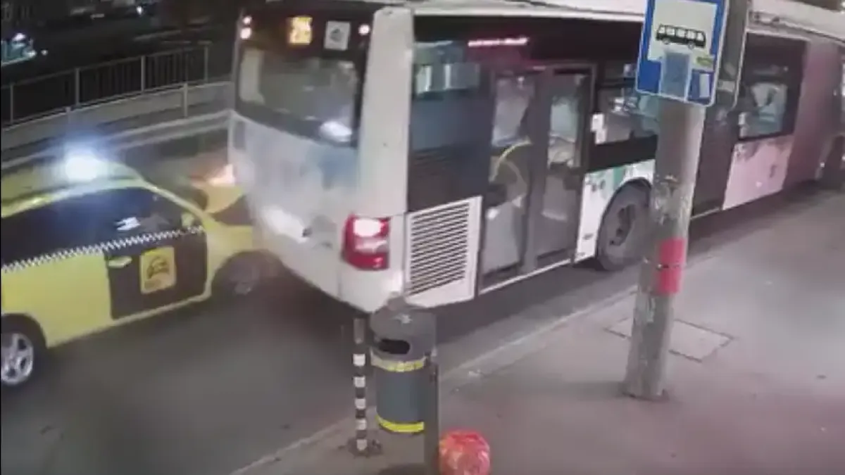 Екшън на Лъвов мост: Такси камикадзе се заби в автобус от градския транспорт Видео