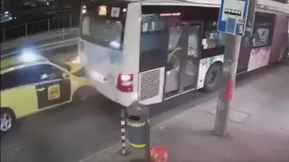 Екшън на Лъвов мост: Такси камикадзе се заби в автобус от градския транспорт Видео