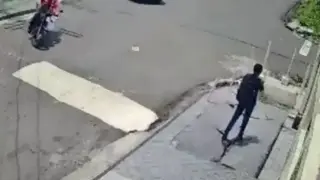 Видео запечата как мъж пропадна под земята на улица