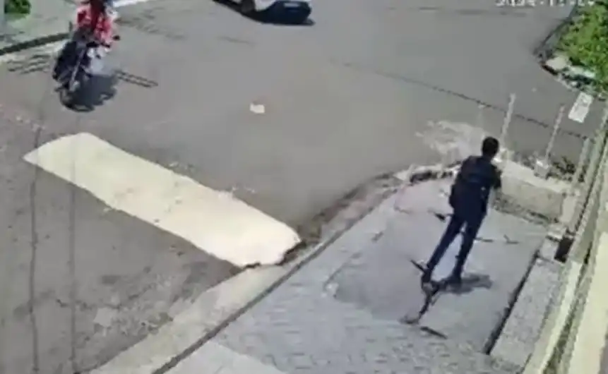 Видео запечата как мъж пропадна под земята на улица