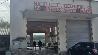 Мащабна акция в КАТ-Хасково, има задържани, сред тях и жена