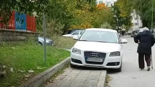 Жена от Търново нахока шофьорите, образова ги за тротоара
