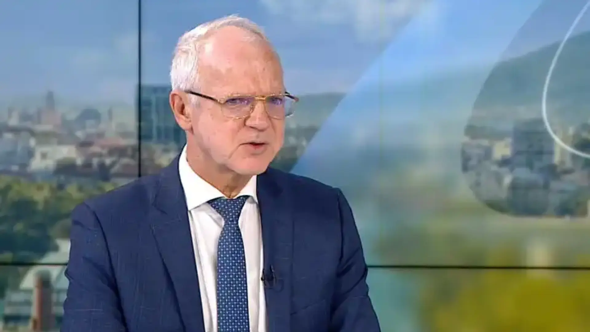 Велев апокалиптично: Ще фалираме като Румъния и Франция!