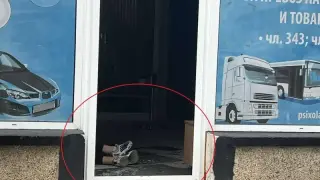 Кошмар във Враца: Млад баща разби с глава вратата на известна автошкола и се самоуби пред курсистите Снимки