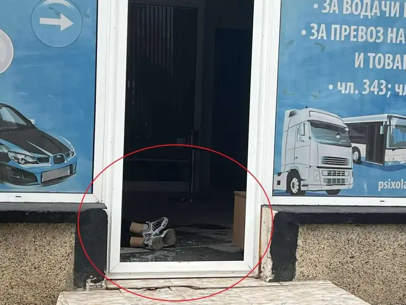 Кошмар във Враца: Млад баща разби с глава вратата на известна автошкола и се самоуби пред курсистите Снимки