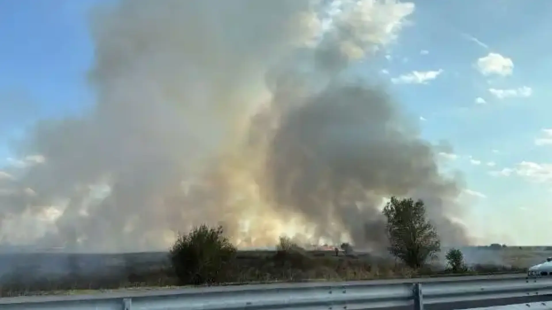 Само в БЛИЦ! Гъсти облаци дим край столичното Околовръстно, вият сирени