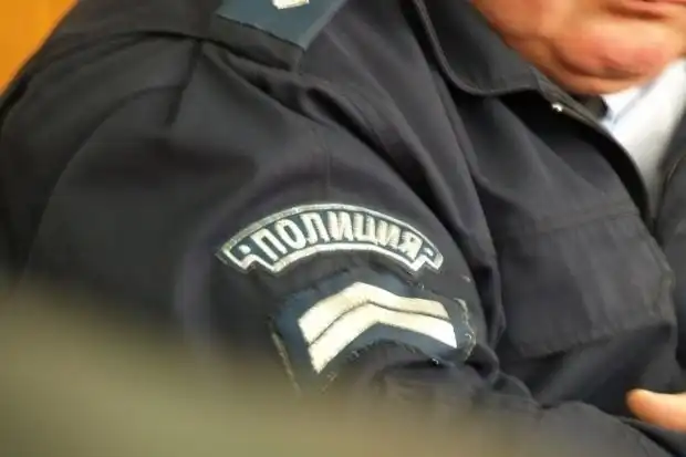 Скандално! Щерка на благоевградски полицай тормози съученици срещу заплащане, хвали се с татко си!
