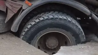 Куриозен инцидент в Добрич: кратер погълна камион на ВиК  Видео