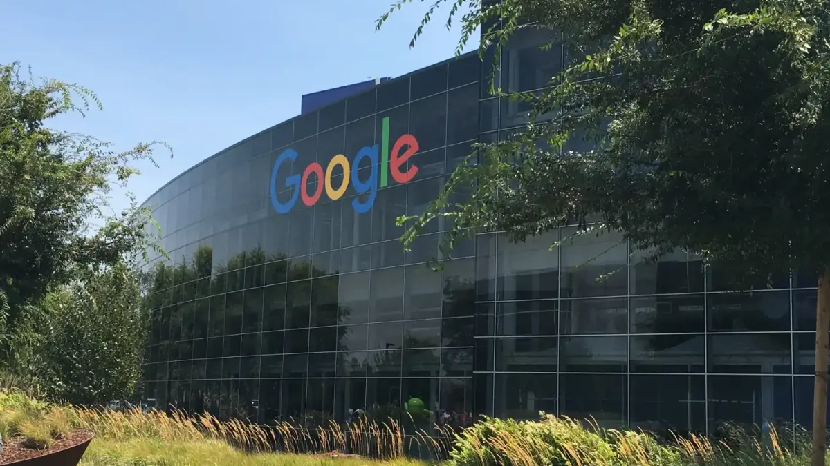 Google променя резултати в търсачката си под натиск от Брюксел