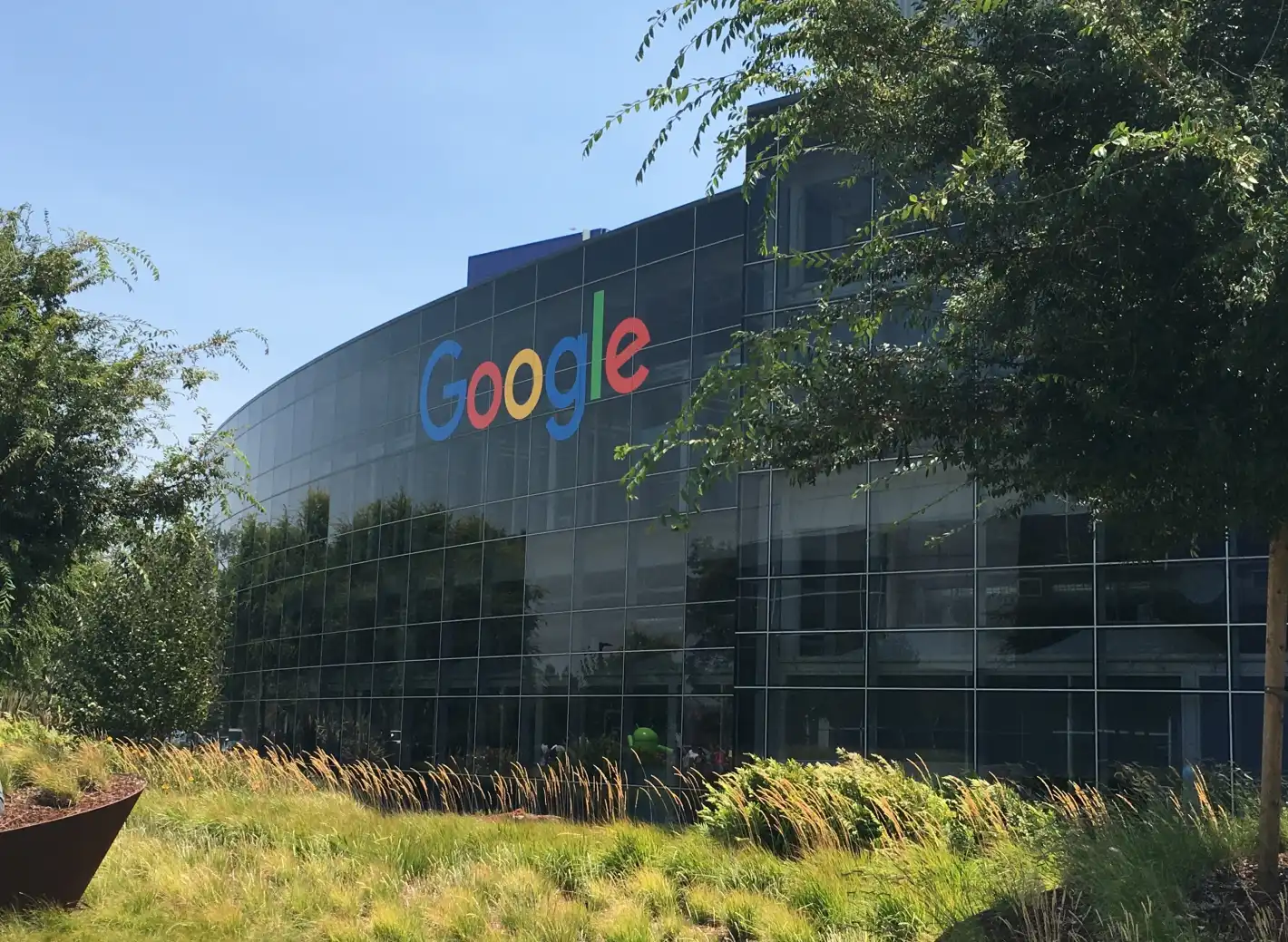 Google променя резултати в търсачката си под натиск от Брюксел