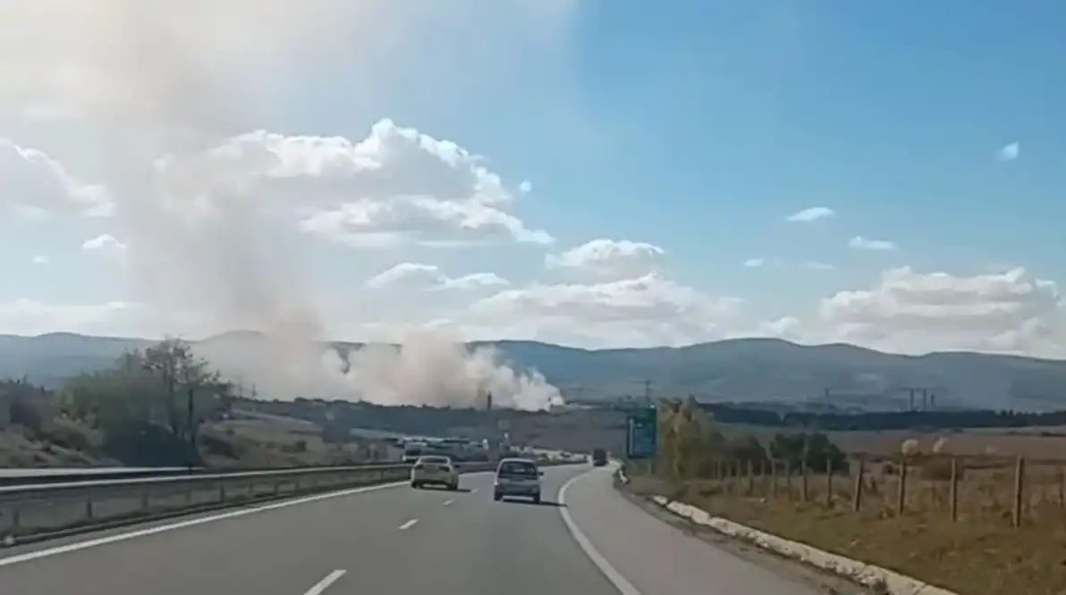 Втори ден борят пожара в завод "Стомана" в Перник