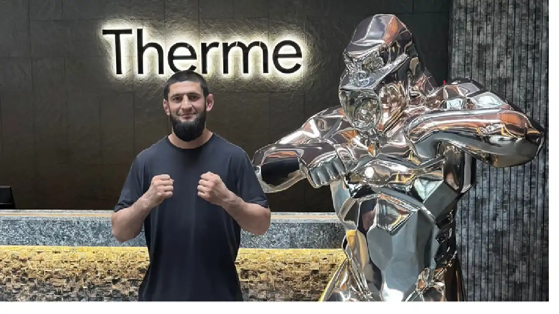 Непобеденият UFC шампион Хамзат Чимаев релаксира в петзвездния Grand Hotel Therme по време на нов филмов проект