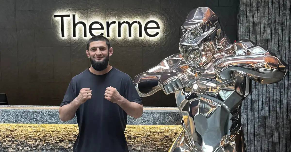 Непобеденият UFC шампион Хамзат Чимаев релаксира в петзвездния Grand Hotel Therme по време на нов филмов проект