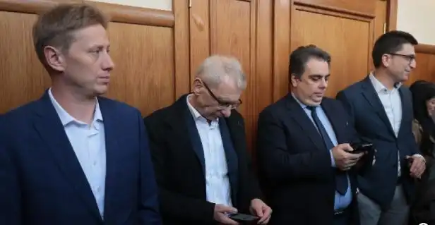 Съдът отказа да разпита Асен Василев за мярката на Коцев, внесоха 2 тома нови доказателства