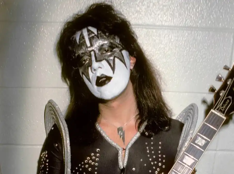Почина легендарен музикант и съосновател на KISS Видео