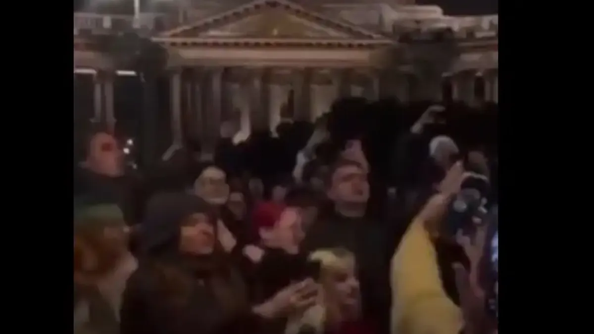 Стотици младежи пяха в Санкт Петербург за свалянето на руския президент Видео