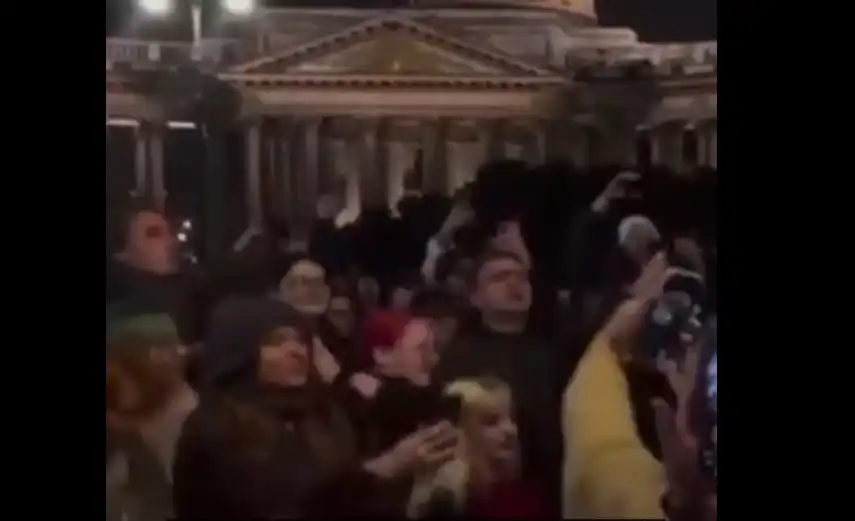 Стотици младежи пяха в Санкт Петербург за свалянето на руския президент Видео