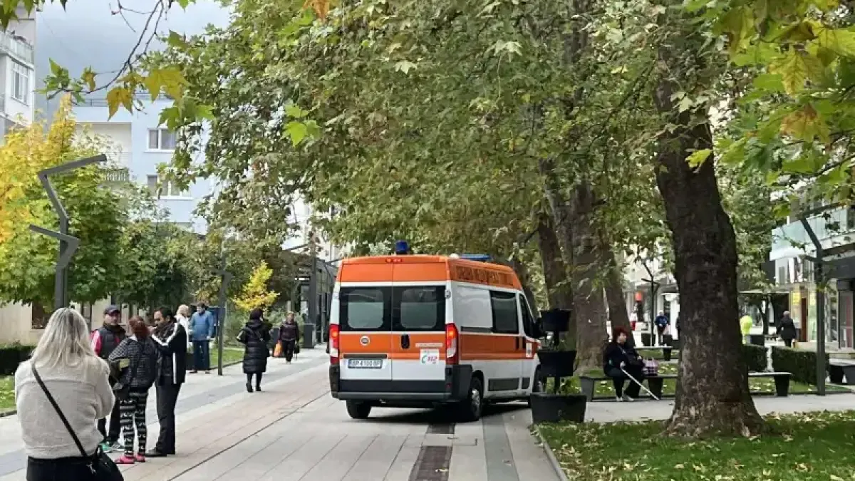 Центърът на Враца почервеня от кръв! Линейка на буркан лети към болницата Снимки 18+
