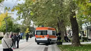 Центърът на Враца почервеня от кръв! Линейка на буркан лети към болницата Снимки 18+