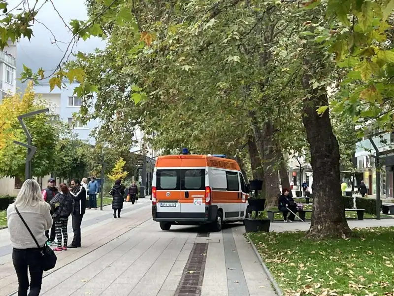 Центърът на Враца почервеня от кръв! Линейка на буркан лети към болницата Снимки 18+