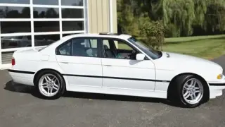 Пуснаха за продажба 24-г. култов седан BMW в ново състояние Снимки